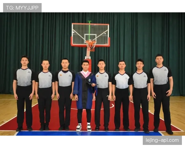 如何理解篮球规则中快攻犯规判定的具体标准与裁判依据